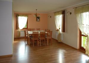 a dining room with a table and chairs at Agroturystyka u Haliny in Kamesznica