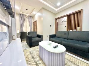 ein Wohnzimmer mit Sofa und Tisch in der Unterkunft Opic Shortlets in Agege