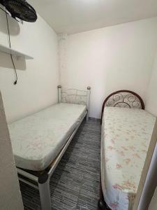 two twin beds in a small room with at Casa de Temporada em Bezerros in Bezerros +7 photos