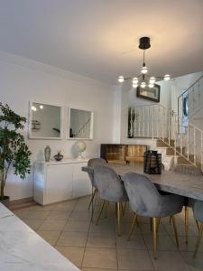 a kitchen and dining room with a table and chairs at Moradia Almorávia in Olhos de Água