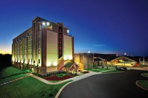 un rendu d'un hôtel avec un bâtiment dans l'établissement Cherokee Casino West Siloam Springs Resort, à West Siloam Springs