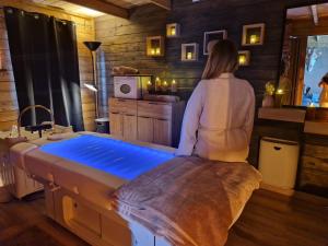 a woman sitting in front of a bath tub at A Loffre Zen in Loffre