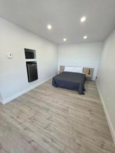 a room with a bed and a kitchen in it at Le 2020 Charlevoix in La Malbaie