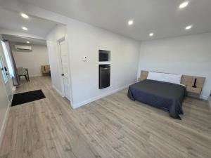 a bedroom with a bed and a kitchen in a room at Le 2020 Charlevoix in La Malbaie +34 photos