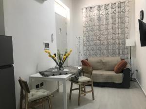 a living room with a table and a couch at Ribera villa alloggio 1 in Ribera