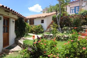 a house with a garden with flowers in the yard at La Selenita in Sucre