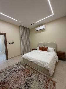 a bedroom with a large bed and a rug at SORANO Apartments in Hail