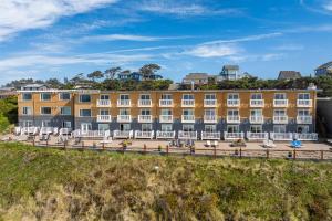 a hotel on the beach with chairs and a building at Sailor Jack Oceanfront Motel in Lincoln City