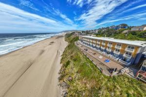 an aerial view of a beach with a hotel at Sailor Jack Oceanfront Motel in Lincoln City