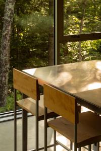 a table and two chairs in front of a window at The Down-to-Earth in Rawdon +39 photos
