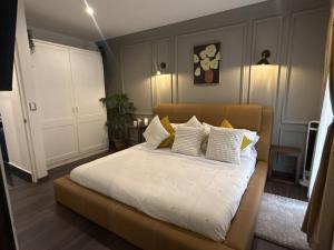 a bedroom with a bed with white sheets and pillows at Luna Toscana in Santeagueda