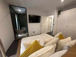 a living room with a couch and a mirror at Luna Toscana in Santeagueda