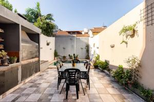 a patio with a table and chairs on a balcony at Super duplex Martinez in Martínez