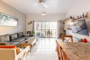 a living room with a couch and a tv at Super duplex Martinez in Martínez