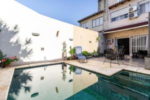 a swimming pool in front of a house at Super duplex Martinez in Martínez