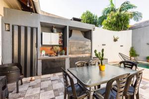 a patio with a table and chairs and a kitchen at Super duplex Martinez in Martínez