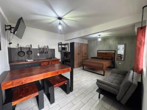 kuchnia i salon ze stołem i kanapą w obiekcie Loft centrito w mieście Saltillo