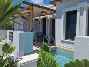 ein Haus mit Swimmingpool und Pergola in der Unterkunft Nikos VKL in Astris