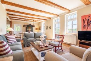 a living room with couches and a tv at Kreuzkate-Ostholstein in Manhagen