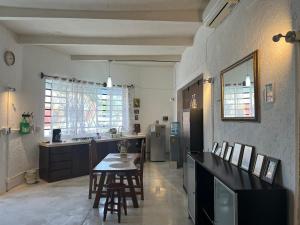 a kitchen with a table and chairs in a room at Casa Azul en Centro de Mérida in Mérida
