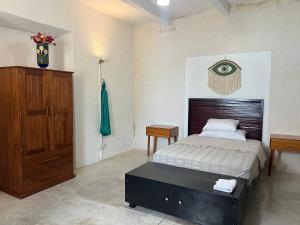 a bedroom with a bed with a wooden headboard at Casa Azul en Centro de Mérida in Mérida