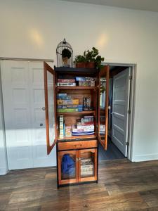 a book shelf with books on it in a room at Le Béluga in Saint-Calixte