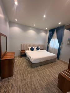 ein großes Schlafzimmer mit Bett und Fenster in der Unterkunft لافيرا للشقق الفندقيه - Lavera Apartments in Al-'Ula