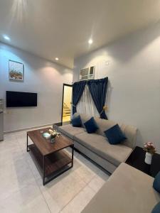 ein Wohnzimmer mit Sofa und Couchtisch in der Unterkunft لافيرا للشقق الفندقيه - Lavera Apartments in Al-'Ula