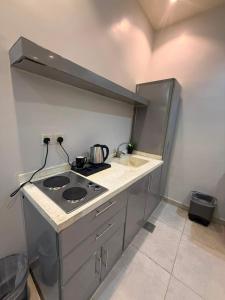eine Küche mit Herd und Arbeitsplatte in der Unterkunft لافيرا للشقق الفندقيه - Lavera Apartments in Al-'Ula