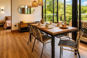 a dining room with a table and chairs with a view at Verso el Retiro in El Retiro