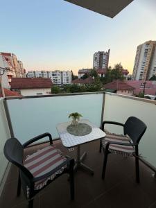 a balcony with a table and two chairs on a balcony at Apartman 14 in Doboj