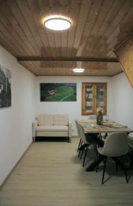 a living room with a table and a couch at La Divina 1 in Ribadavia