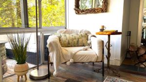 a living room with a chair and a mirror at Cielo Ridge in Twin Peaks +29 photos