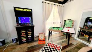 a room with a table and a video game at Cielo Ridge in Twin Peaks