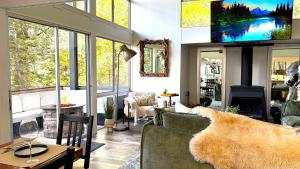 a living room with a couch and a tv at Cielo Ridge in Twin Peaks