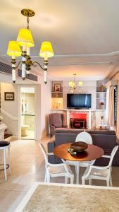 a living room with a couch and a table at Landmark Residence - OFICIAL in São Paulo