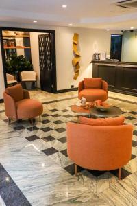 a lobby with chairs and a table in a hotel at Landmark Residence - OFICIAL in São Paulo +117 photos