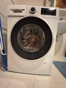 a washing machine is sitting on a floor at Ruhige Wohnung im Grünen Lichtenwald in Thomashardt