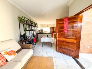 una sala de estar con un sofá y una mesa en Eficiência - Casa Dascli - Sua Casa em Camocim, en Camocim