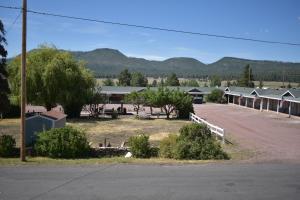 a row of houses with mountains in the background at Alpine Adventures Inn in Alpine