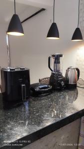 a kitchen counter with a blender and a toaster at Casa Toda com Garagem a 3km do Aeroporto in Teresina