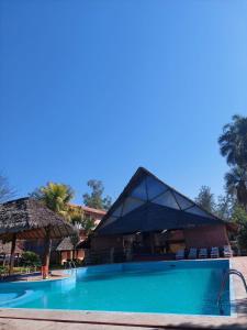 a swimming pool in front of a resort at Hotel Balneario Las Tinajitas in Choreti