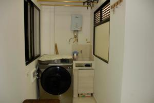 a small kitchen with a stove and a window at Comfortable Itagüí Stay in Itagüí