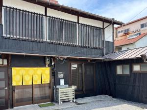 an external view of a building with a balcony at マホロバハウス ペットも泊まれる1棟貸 in Tadotsu