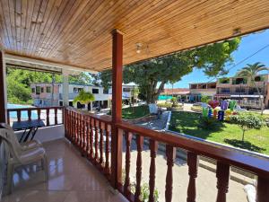 a balcony with a view of a yard at Hotel El Balcon de madera in Norcasia