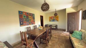 a dining room with a wooden table and chairs at Casa Sitio Região dos Lagos 1200m2 terreno- S Pedro DAldeia in São Pedro da Aldeia