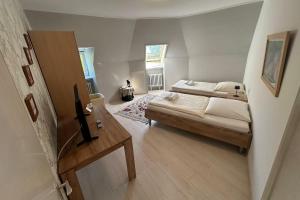 En eller flere senge i et værelse på Hotel Runge 24 7 Check In & Free Parking