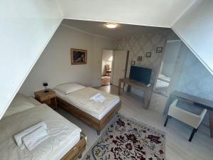 En eller flere senge i et værelse på Hotel Runge 24 7 Check In & Free Parking