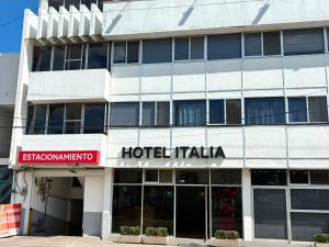 ein Hotel Italia-Gebäude mit einem Hotel Italia-Schild in der Unterkunft Hotel Sicilia, Aguascalientes in Aguascalientes