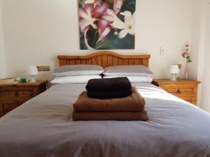Una cama con un sombrero encima en Aalia villa, en Villacosta 17 fotos más